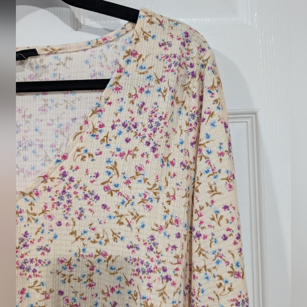 Torrid Floral Texture Jersey V-Neck Long Sleeve Tiered Top in Size 2 (18/20) - Picture 6 of 14